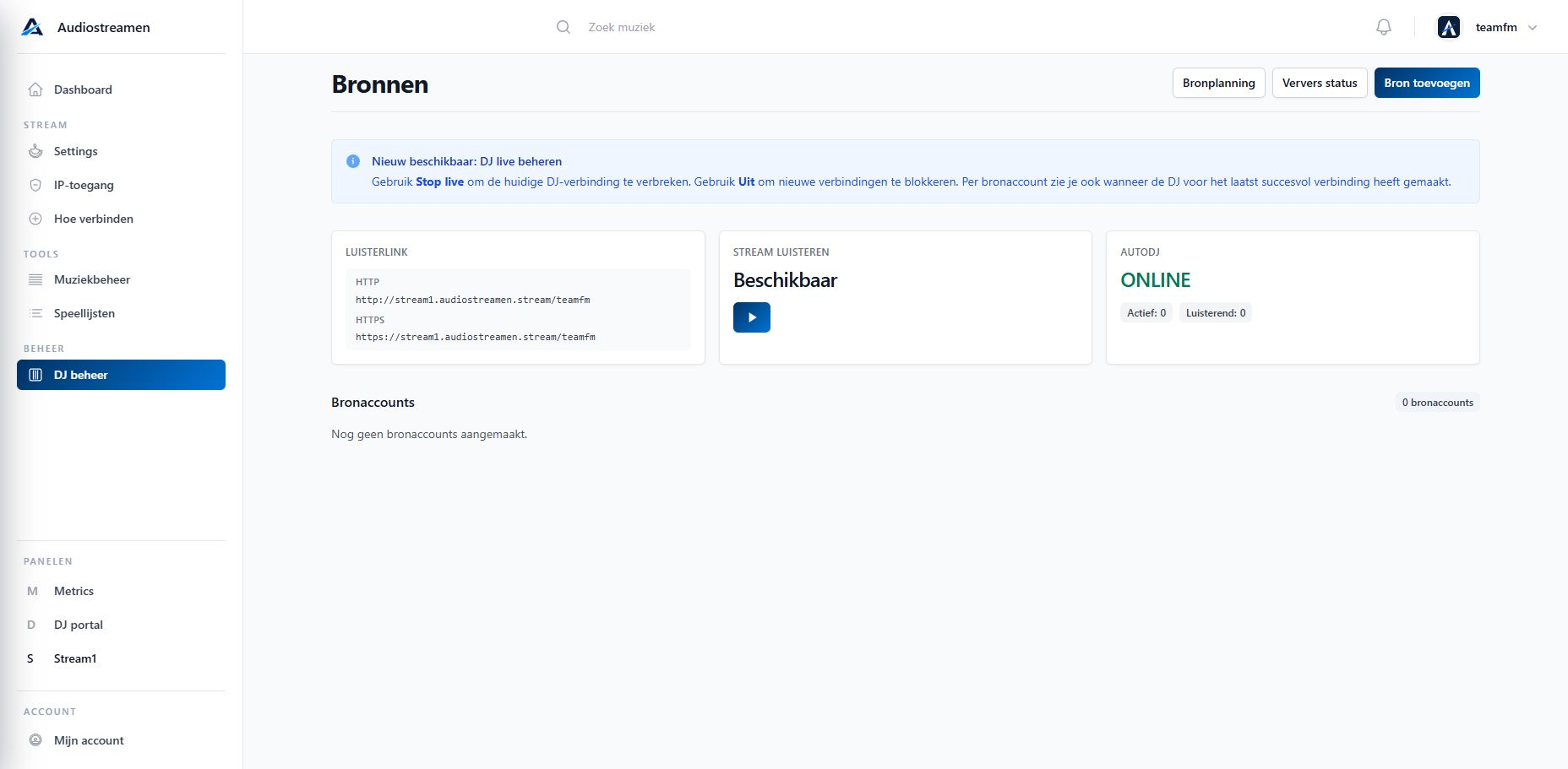 DJ-beheer met luisterlink, streamstatus, AutoDJ en bronaccounts