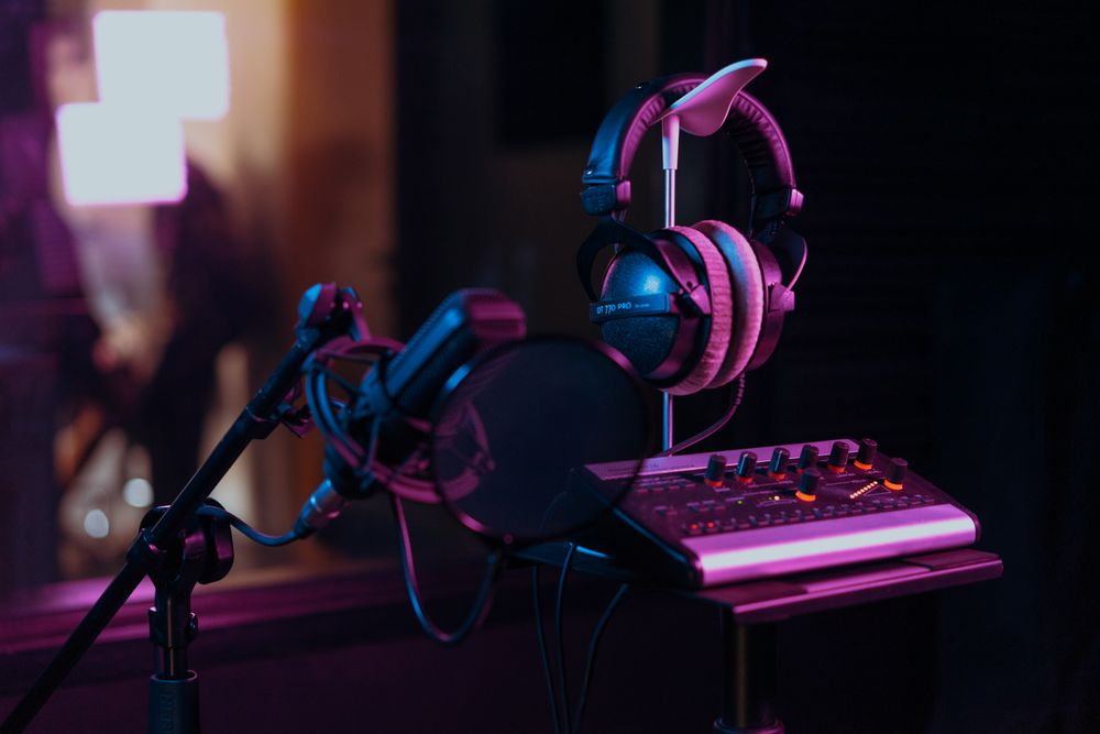 Microfoon, hoofdtelefoon en opnameapparatuur in een studio.