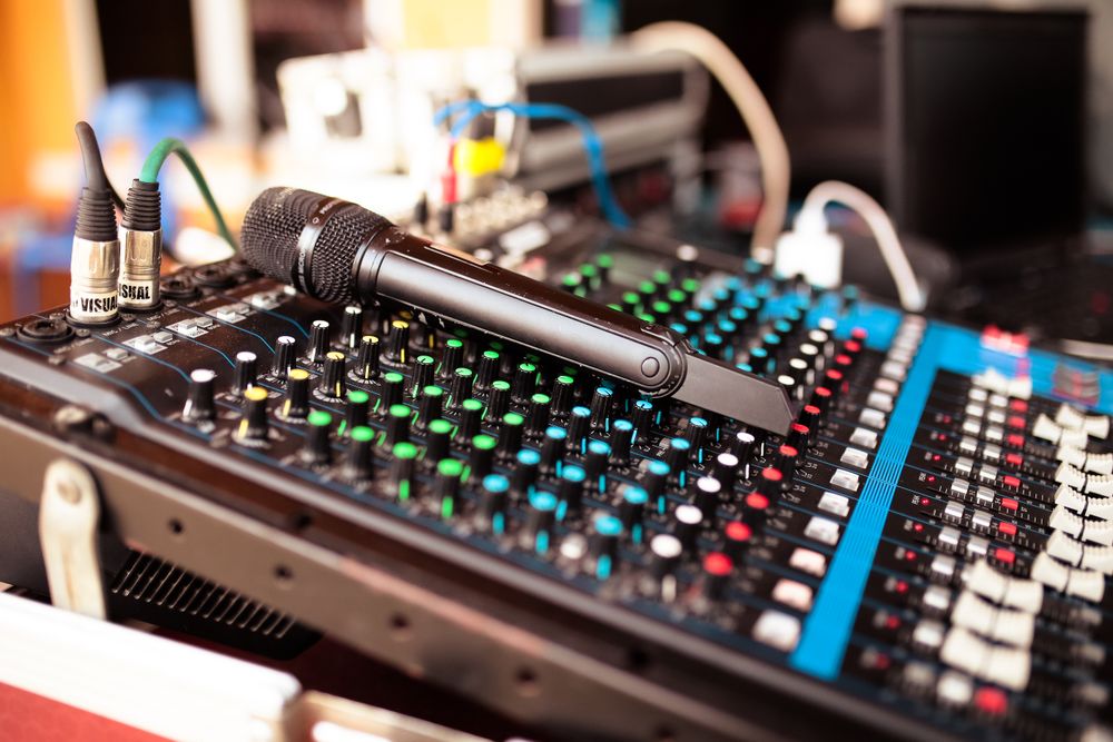Een microfoon op een professioneel audiomengpaneel.
