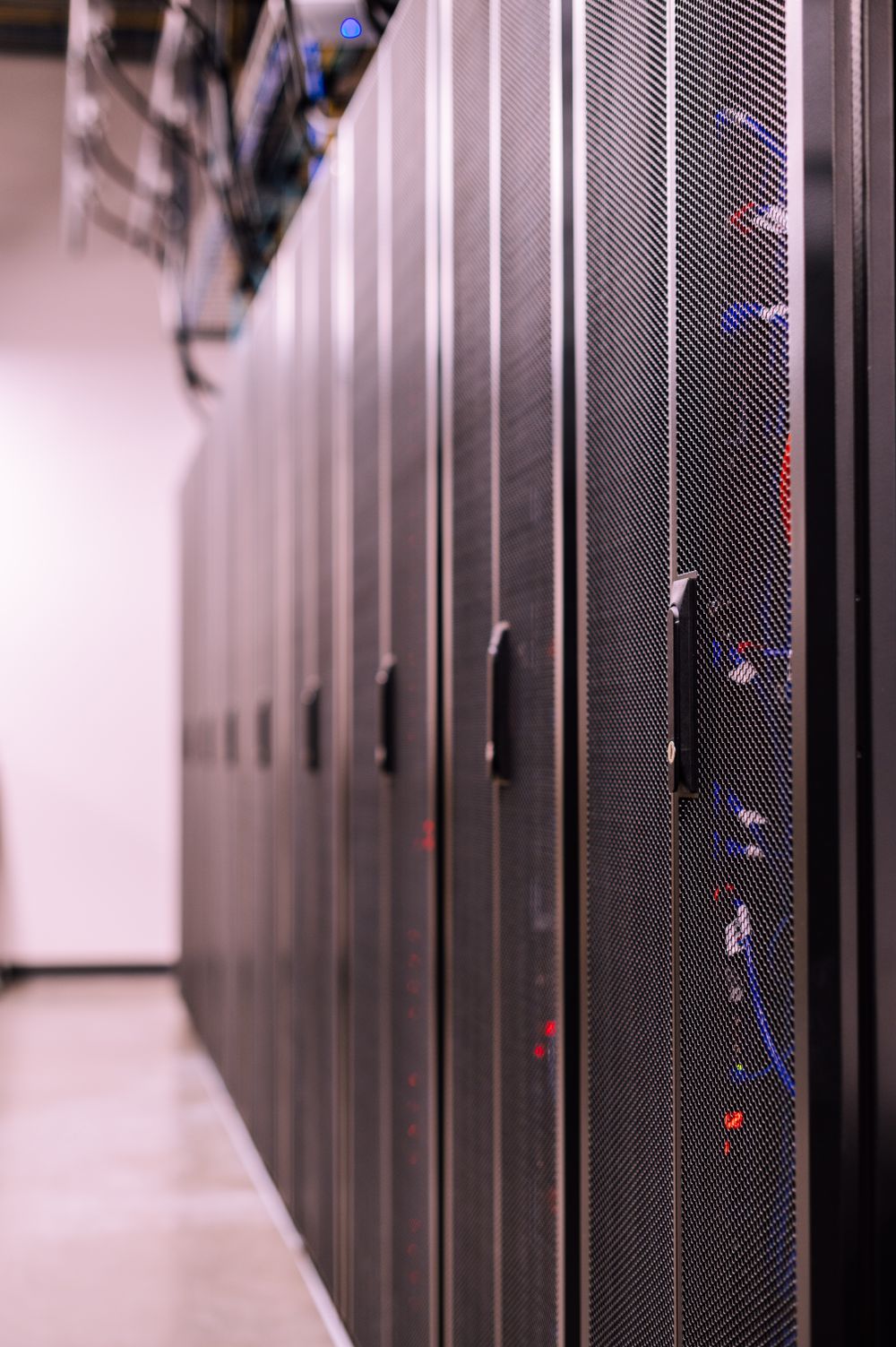 Een rij gesloten serverkasten in een datacenter.