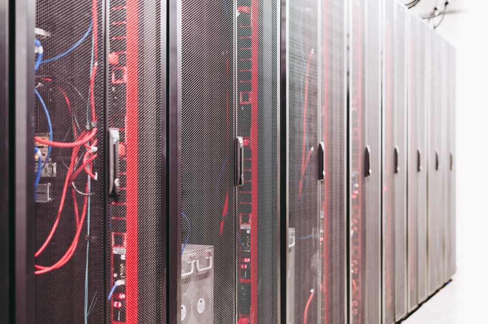 Serverkasten met netwerkapparatuur in een datacenter.