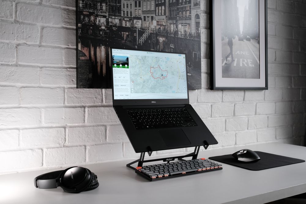 Laptop met een geopende website op een werkplek.