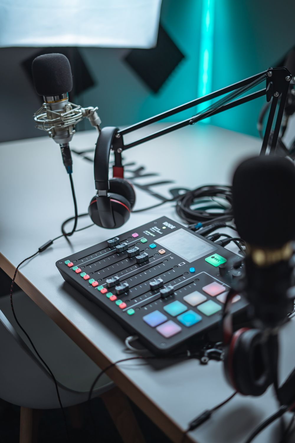 Studiomicrofoons, hoofdtelefoon en een audiomengpaneel.