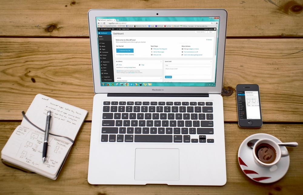 Laptop met het WordPress-controlepaneel op een bureau.
